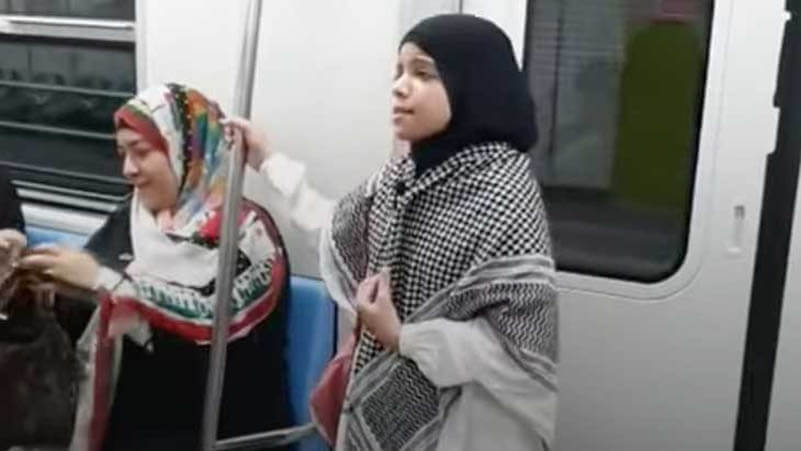 طفلة مصرية تنشد في المترو دعماً لفلسطين شاهد