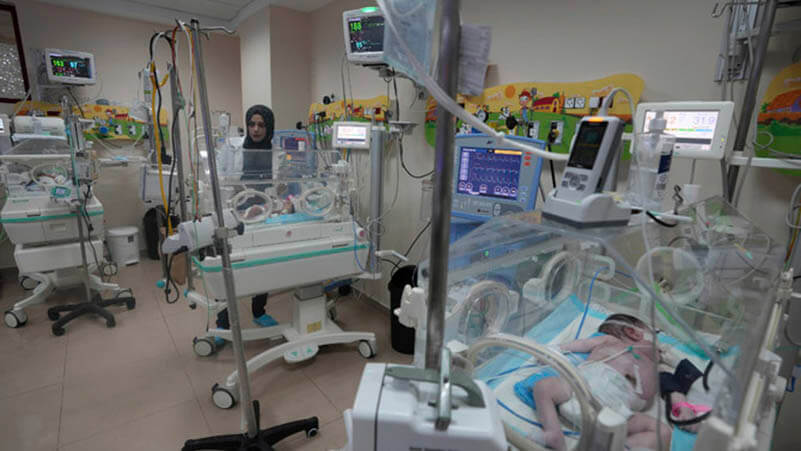 على الرغم من أنها محمية بالقوانين الدولية. كيف ولماذا أصبحت مستشفيات غزة أهدافًا رئيسية؟