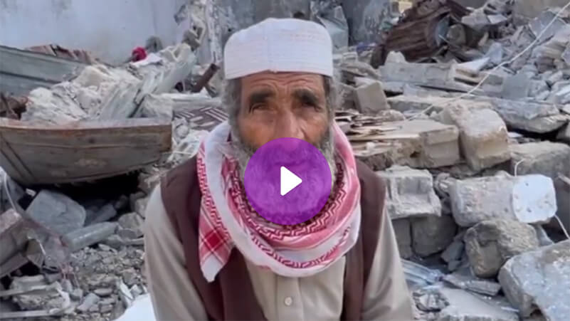 مسن يجلس على ركام منزله الذي دمره الاحتلال خلال عدوانه في قطاع غزة 1
