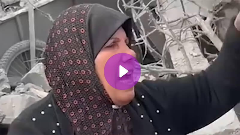 كلمات تحدٍ للاحتـ.ـلال من امرأة فلسطينية تجلس فوق ركام منزلها