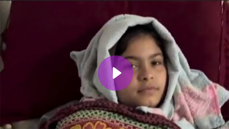طفلة فلسطينية تعاني من إصابتها بقصف الاحتلال توجه رسالة للعالم
