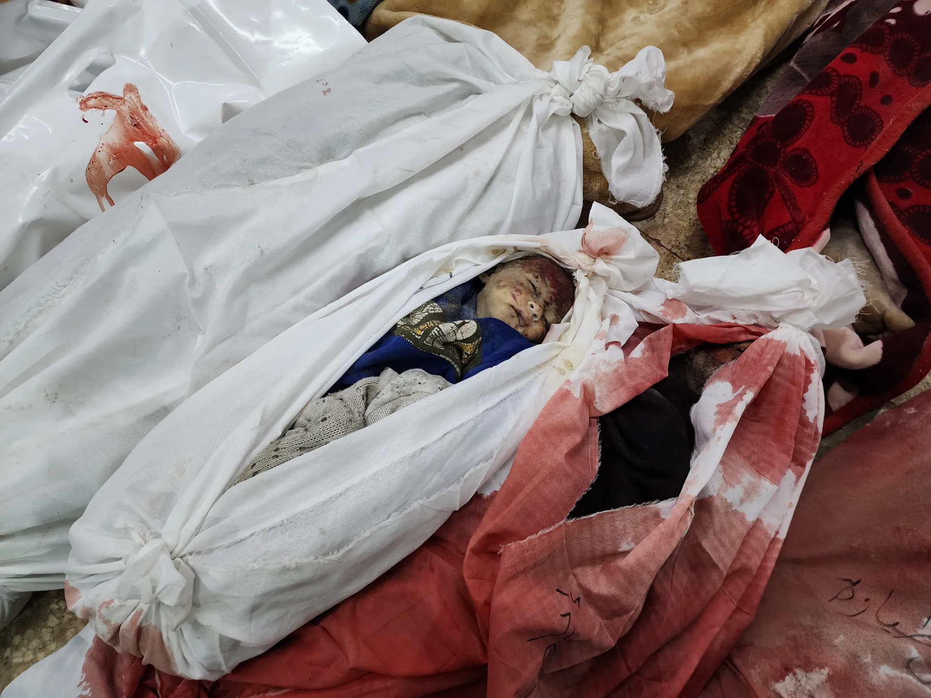 "سحور مغمّس بالدم".. اليوم الذي قتل فيه الاحتلال 183 طفلاً في غزة وحولها إلى "مقبرة للأطفال" في "الثلاثاء الحمراء"