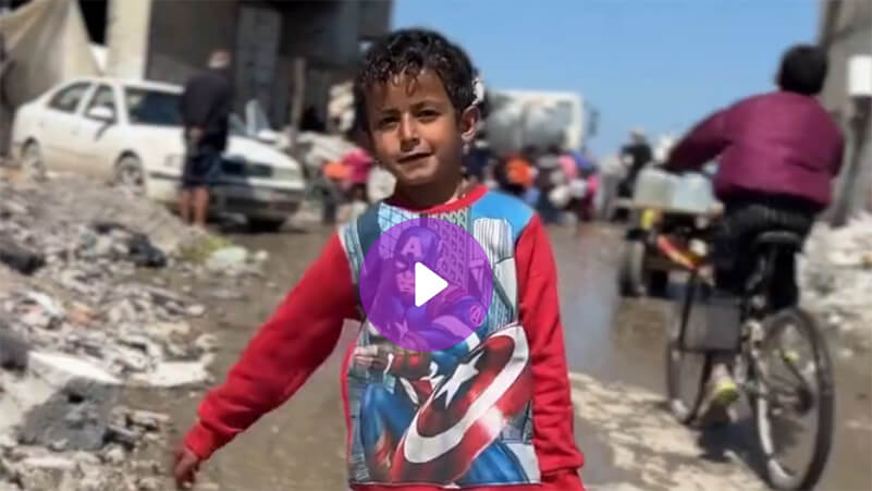 طفل يحمل الماء لعائلته حافي القدمين في قطاع غزة