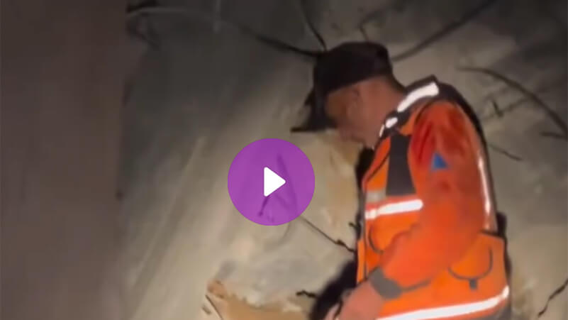 نجاة طواقم الدفاع المدني بعد انهيار مبنى أثناء محاولتهم انتشال مصابين من منزل في بيت لاهيا شمال غزة
