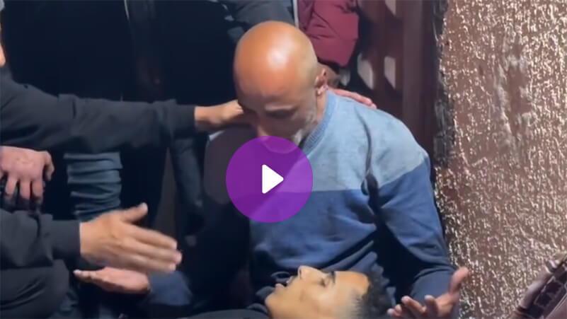 وداع صعب من أب فلسطيني لنجله الذي ارتقى في قـ،صـ،ف الاحـ،تلال مدرسة أبو هميسة بمخيم البريج وسط قطاع غزة
