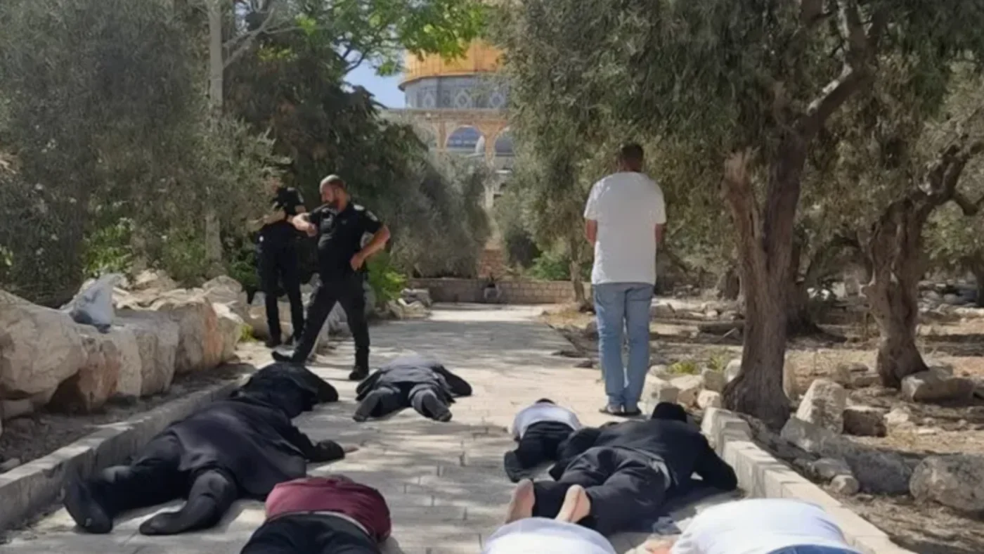 East Jerusalem ultranationalist Israelis rituals Al Aqsa Mosque 22 September 2025 X.jpg