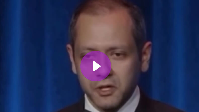 الكاتب العالمي عمر العقاد يهدي جائزة الكتاب الوطني لشـ،هـ،داء غزة