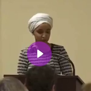 ترند 4 شخص يرش عضوة الكونغرس الأميركي إلهان عمر بمادة مجهولة أثناء إلقائها خطابا