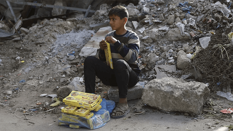 Home 1 استشهاد رضيع بعد منعه من العلاج واستشهاد شابة برصاص الاحتلال