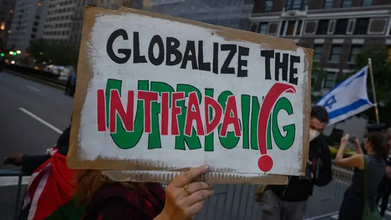 Home 2 كيف تحولت عبارة عولمة الانتفاضة إلى شعار يشعل معركة سياسية عالمية
